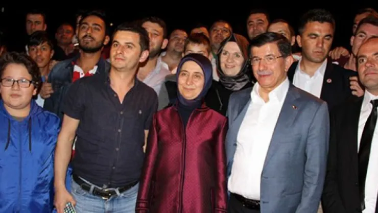 Başbakan Davutoğlu, Gül'ün annesi ve babasını ziyaret etti