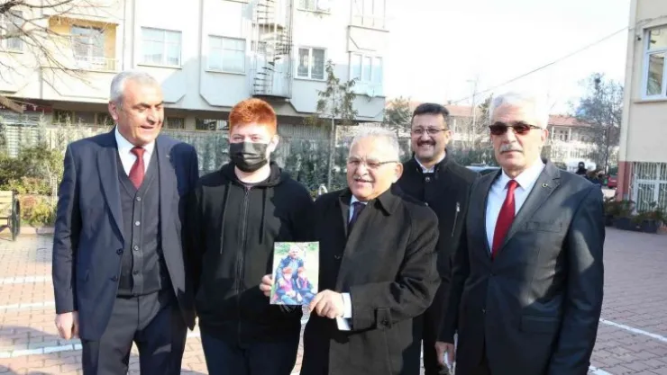 Başkan Büyükkılıç'a Kariyer Günleri'nde fotoğraf sürprizi