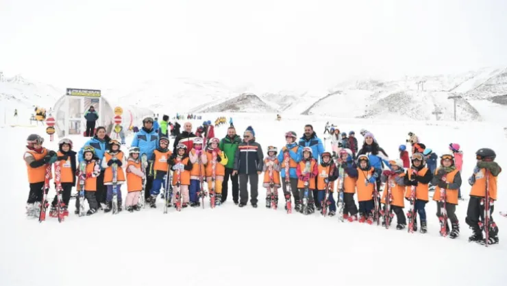 Başkan Büyükkılıç Erciyes Kayak Okulunu Ziyaret Etti