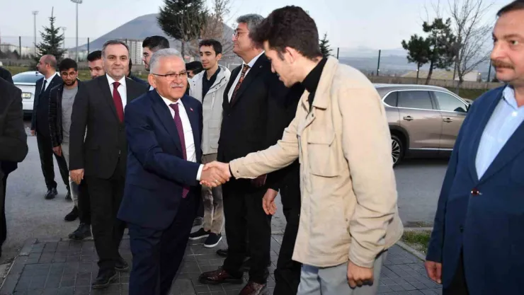 Başkan Büyükkılıç ERÜ öğrencilerinin iftar sofrasına konuk oldu