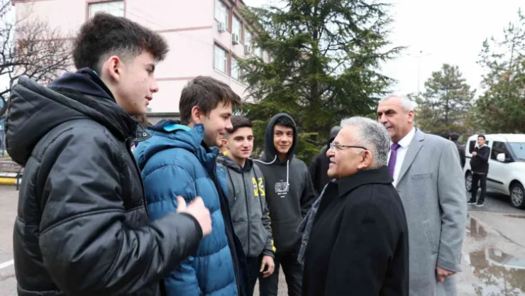 Başkan Büyükkılıç, Meslek Liseli gençlerle kucaklaştı