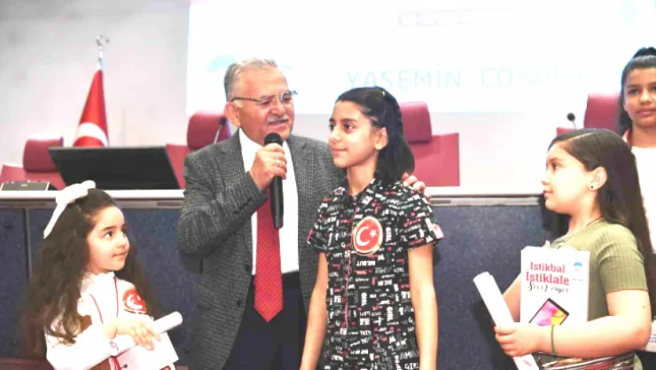 Başkan Büyükkılıç, İstiklal Marşı'na ses veren İstikbali tebrik etti