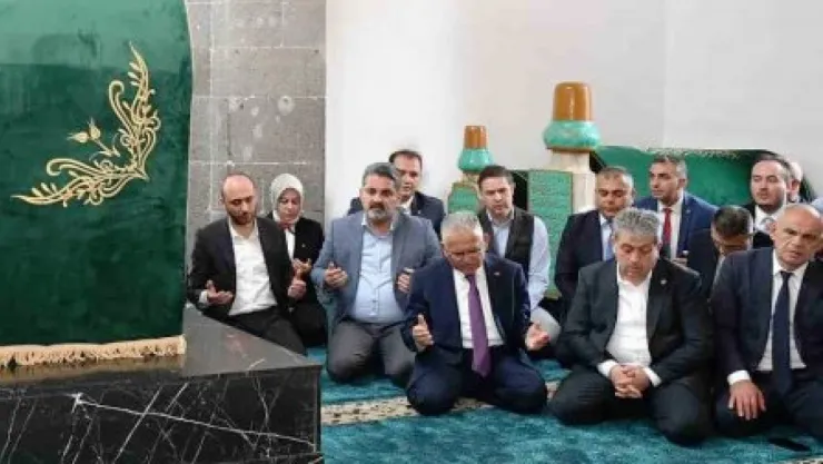 Başkan Büyükkılıç mazbatayı aldı  Seyyid Burhaneddin Hazretleri Türbesi'ni ziyaret etti