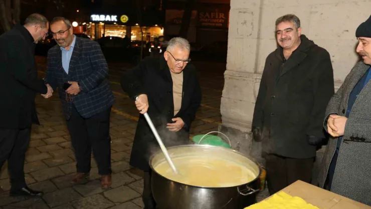 Başkan Büyükkılıç, sabah namazı sonrası hemşehrileriyle buluştu