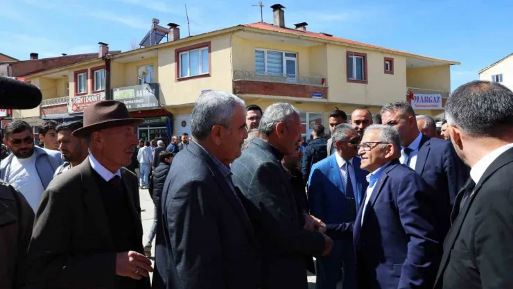 Başkan Büyükkılıç'tan sevgi ve hediye dolu Sarız buluşması