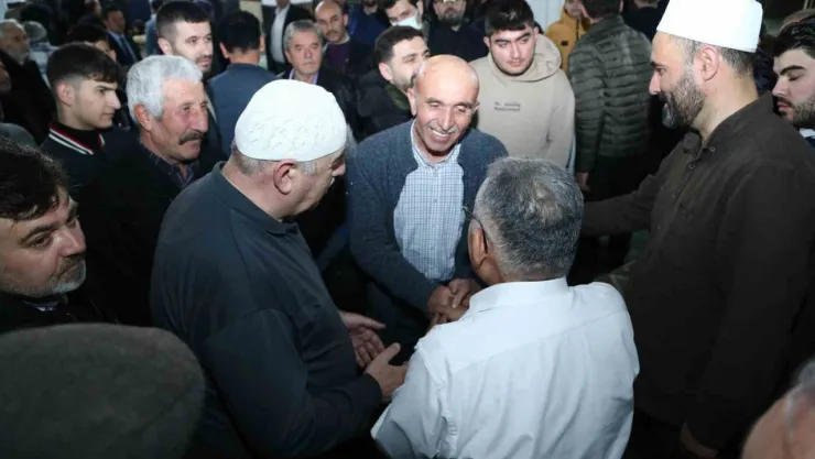 Başkan Büyükkılıç teravih sonrasında vatandaşla buluştu