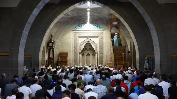 Hunat Camiinde protokol bayramlaşması