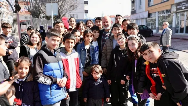 Başkan Çolakbayrakdar, çocukların yüzünü güldürüyor