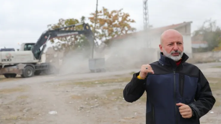 Başkan Çolakbayrakdar: 'Gecekondu evleri yıkarak, şehrimize modern ulaşım yolu kazandırıyoruz'