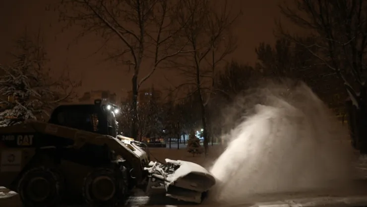 Başkan Çolakbayrakdar, 'Kar, şehrimize bereket getirirken, ulaşım güvenliği için de gece gündüz çalışıyoruz'