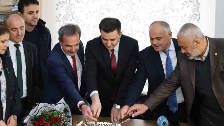 Başkan Öztürk'ten öğretmenlere pastalı kutlama