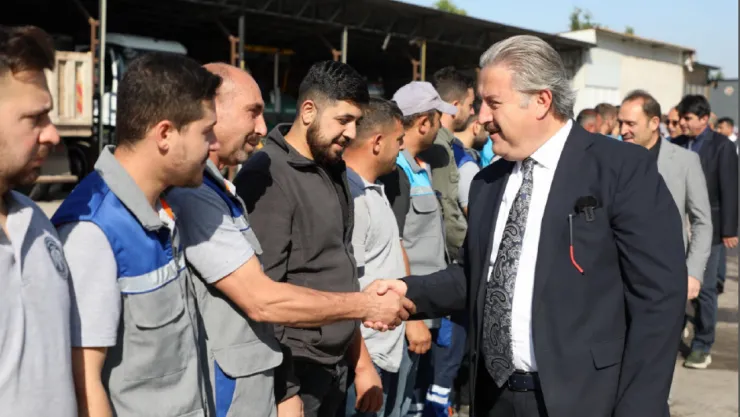 Başkan Palancıoğlu, Mesaisine Personel İle Bayramlaşarak Başladı