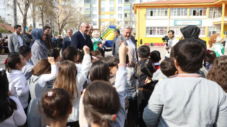 Başkan Palancıoğlu, okul etkinliklerinde öğrencileri yalnız bırakmadı