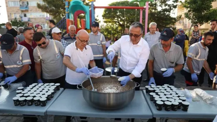 Başkan Savran, aşure dağıtımına katıldı