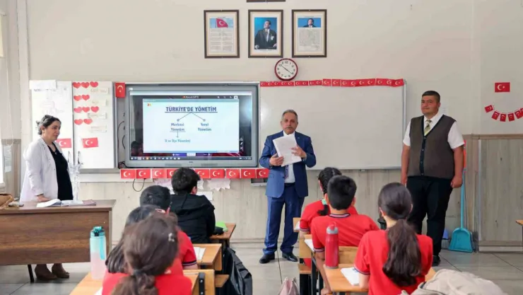 Öğretmen Başkan'dan 'Türkiye'de Yönetim' dersi