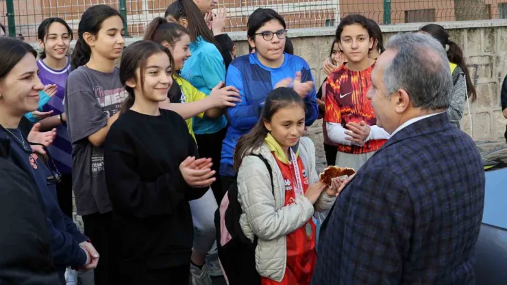 Başkan Yalçın'dan şampiyon öğrencilere tebrik
