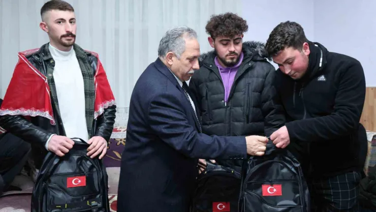 Başkan Yalçın kınalı kuzuları askere uğurladı