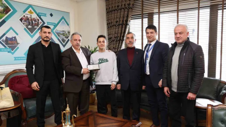 Başkan Yalçın Türkiye 2.'si boksörü ağırladı