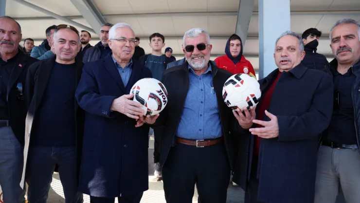Başkan Yalçın ve Kaymakam Dönmez'den kepez Turnuvasına destek