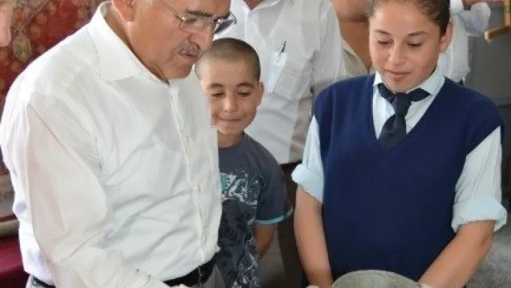 Başkan Büyükkılıç, Ağırnas Osman Yücel Ortaokulu Sergisini Gezdi 