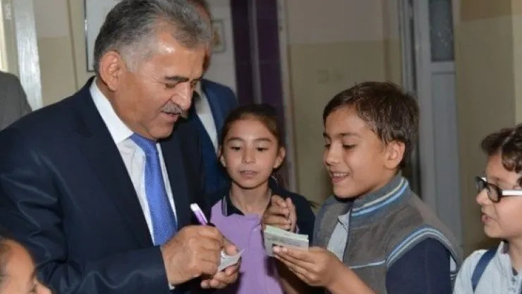 Başkan Büyükkılıç, Ahmet Kirazgiller İlkokulu'nda Yerel Yönetimler Dersi Verdi 