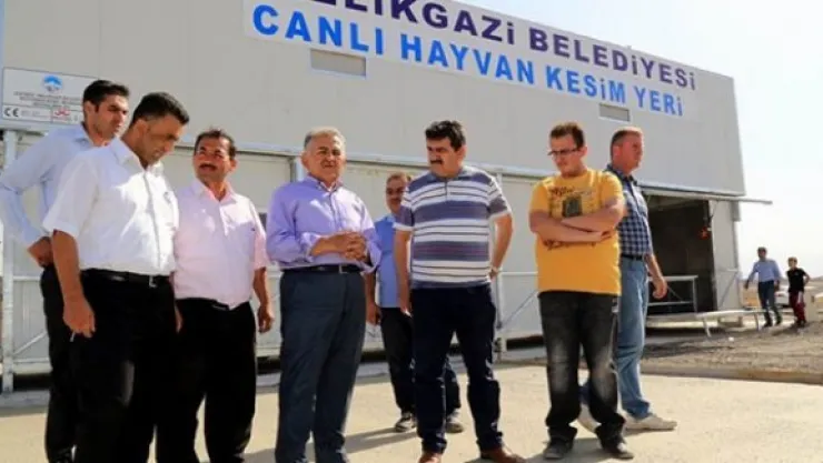 Başkan Dr. Memduh Büyükkılıç Serkent kurban pazarı denetiminde