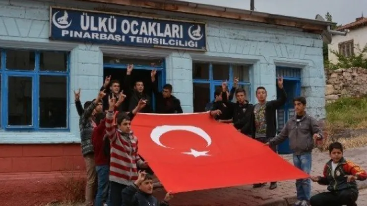 Bayrak İndirmeye Bir Tepki De Pınarbaşı'ndan Geldi 