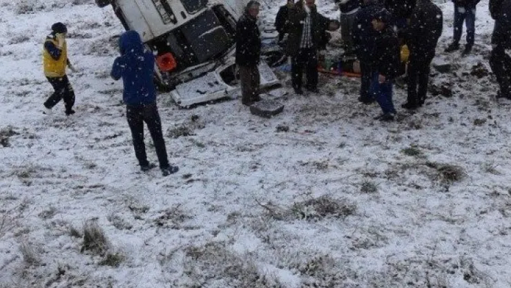 Belediye Başkanı Yaralanan Öğrencileri Makam Aracı İle Hastaneye Gönderdi 