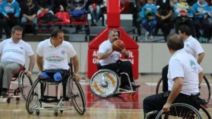 Belediye Başkanları Gösteri Maçında Tekerlekli Sandalyede Basketbol Oynadı 