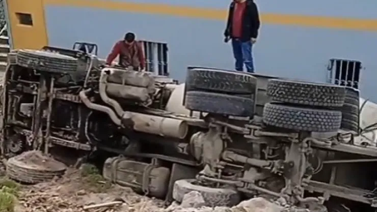 Beton mikseri evin bahçesine girdi