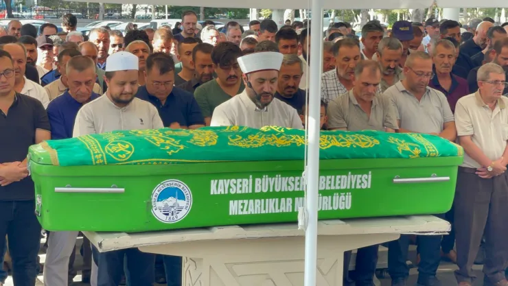 Bıçaklanarak öldürülen taksici toprağa verildi