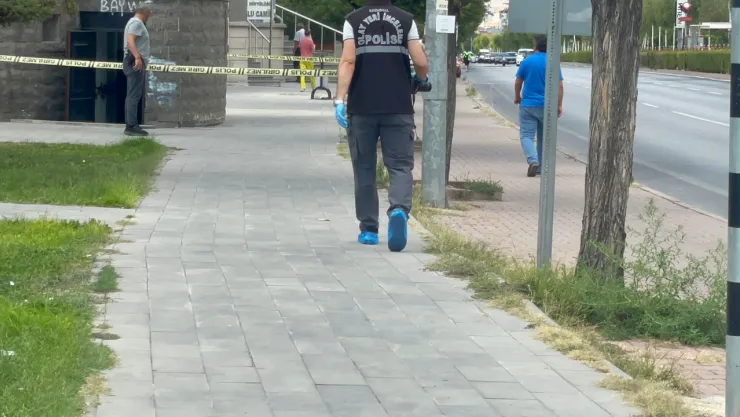 Bıçaklı saldırgan iki kişiyi yaraladı