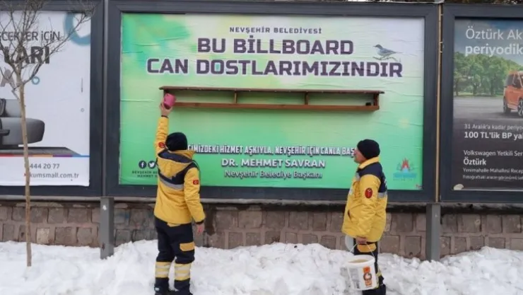 Billboardlara reklam yerine kuşlar için yemlik asıldı