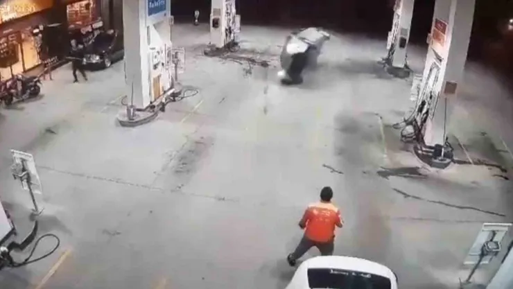 Bir anda akaryakıt istasyonuna girmeye çalıştı, ortalığı savaş alanına döndürdü