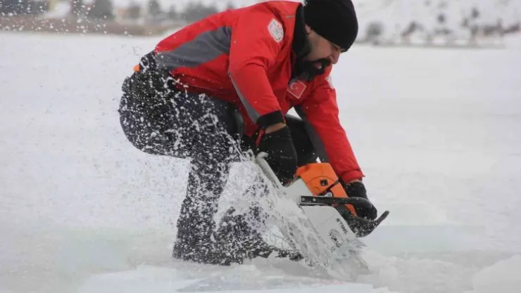 Bir daha kırılamayacak bir rekor için buz altına daldı