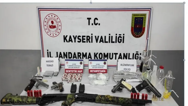 Bir kişinin üç ayrı evine uyuşturucu operasyonu
