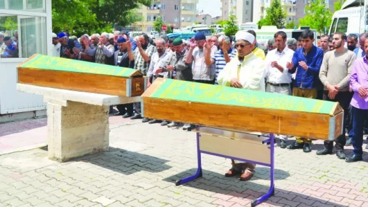 Bodrum katında boğularak ölen baba ve kızı son yolculuğuna uğurlandı