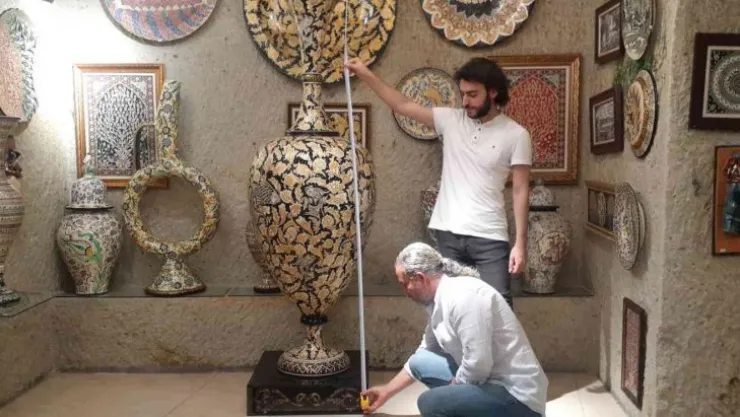 Boyundan büyük seramik vazo yaptı
