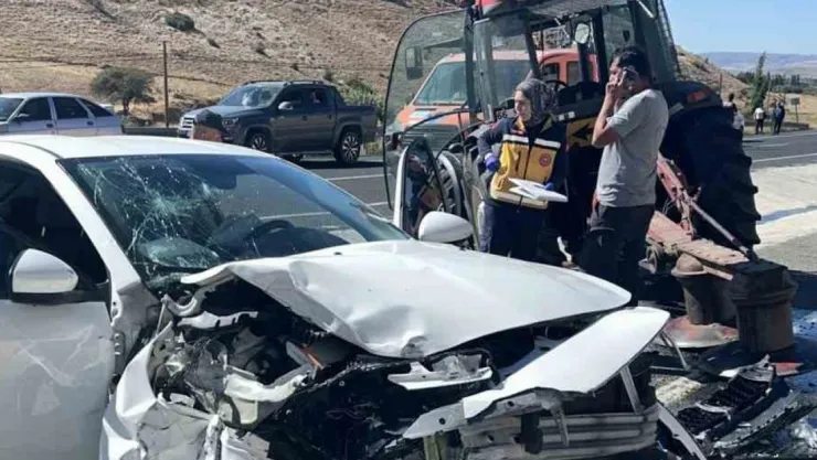 Bünyan'da otomobil traktörle çarpıştı