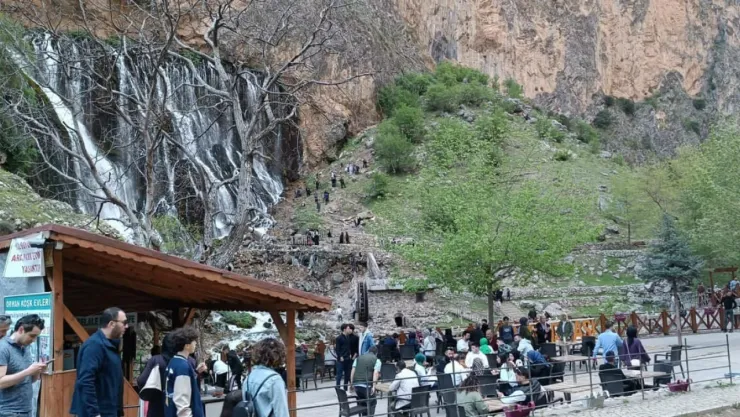 Kapuzbaşı Şelalelerine ziyaretçi akını