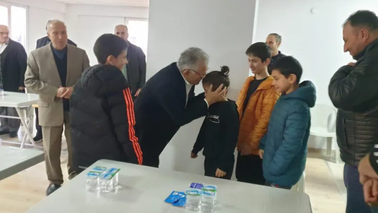 Büyükkılıç, Kayseri'deki depremzedeleri ziyaret etti