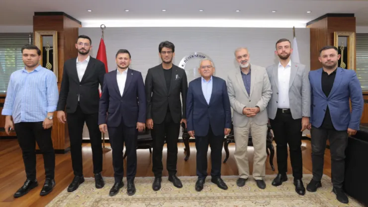 Büyükkılıç, Mevlid Kandili Programı katılımcılarını ve TÜGVA ekibini ağırladı