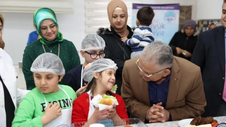 Büyükkılıç, özel çocuklarla Hamburger Yapımı etkinliğinde buluştu