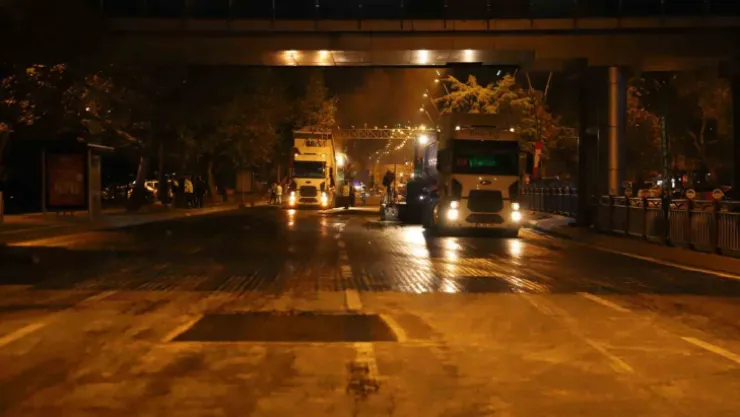 MKP Bulvarında 70 personel, 50 iş makinesi ile gece mesaisi