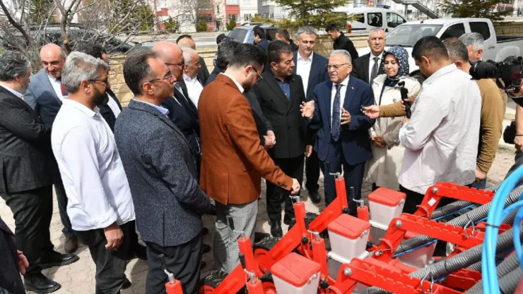 Büyükşehir'den Bünyanlı Çiftçilere tohum dikme makinası desteği