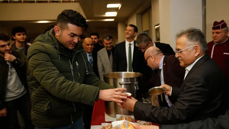 Kütüphaneye gelen gençler çorbaya doydu