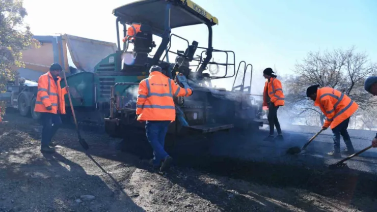 Hacılar'da 4 caddeyi sıcak asfaltla buluştu