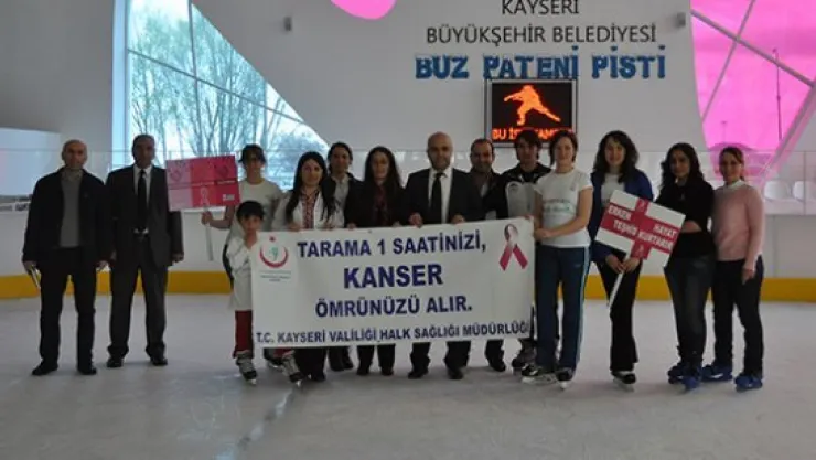 Buz pateni pistinde Kanser Haftası etkinliği yapıldı