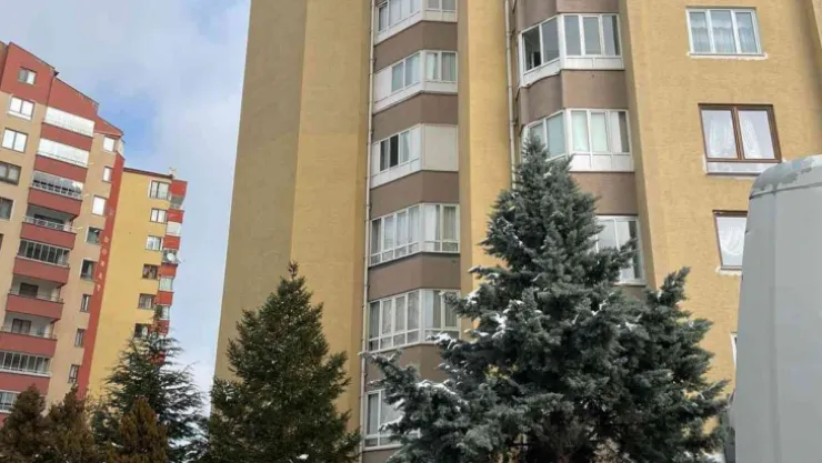 Cam silerken beton zemine düşen kadın hayatını kaybetti