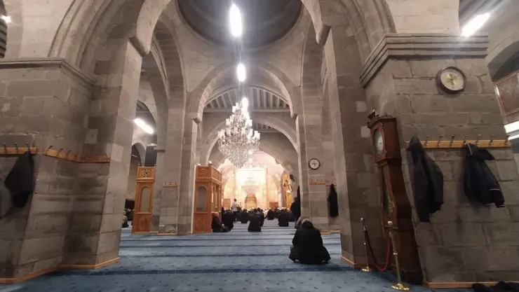 Cami Kebir'de Teravih her zaman olduğu gibi bu yıl da hatimle kılınıyor